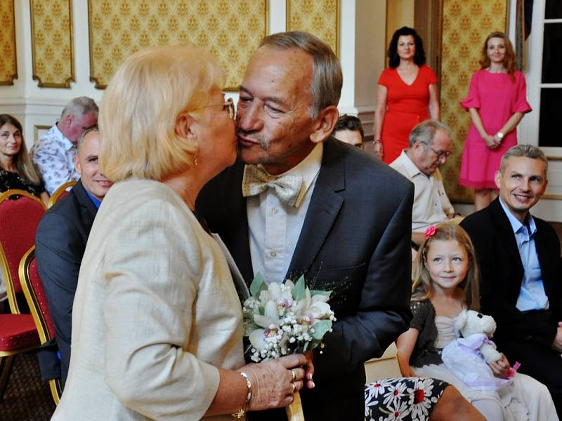Zlatou svatbou v sobotu potvrdili padesátileté manželství Jaroslav a Věra Kuberovi.
