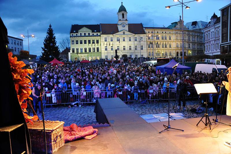 Tradiční slet andělů a vzpomínka 30. výročí sametové revoluce na náměstí Svobody.