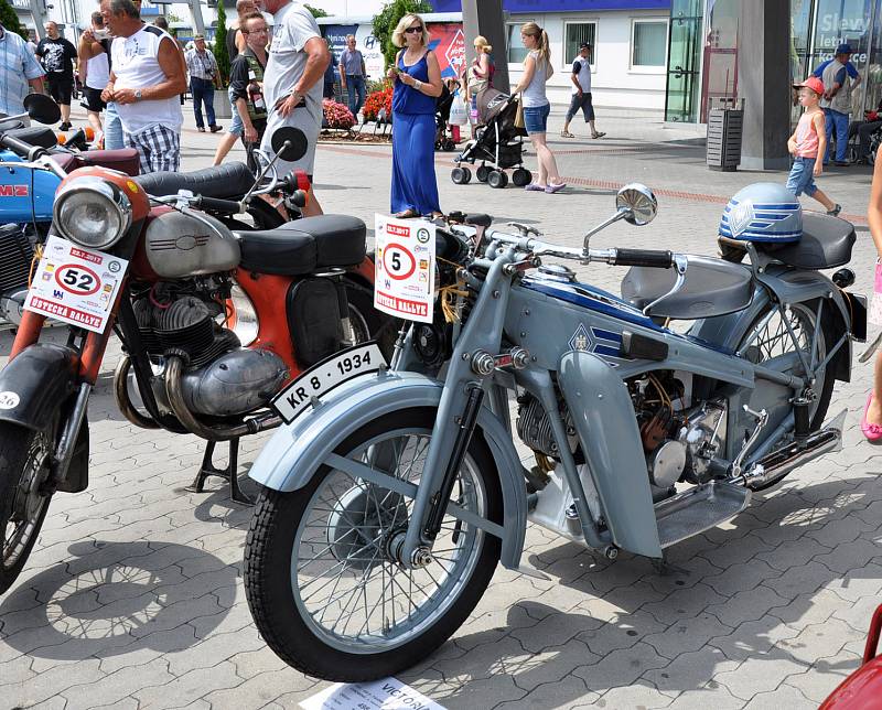 Ústecká veterán Rallye měla cíl první etapy v Teplicích u Obchodního centra Olympie.