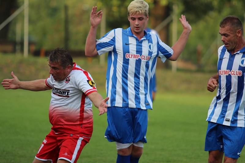 SK Dubí (v bílém) v městském derby slavilo výhru