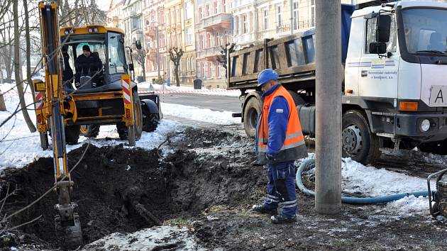 Jako první bylo potřeba vykopat díru do země k prasklému potrubí.