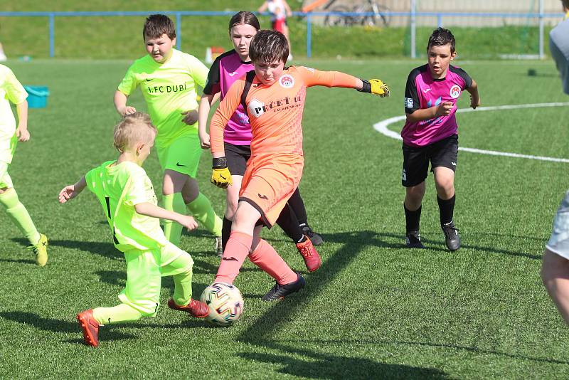 Turnaj starších přípravek: Srbice (oranžoví), Dubí (žlutí), Chlumecká sportovní (fialoví), Trnovany (červení)