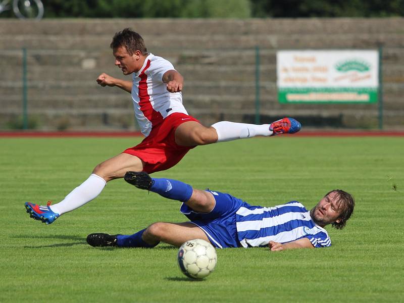 TJ Krupka (v bílo-červeném) postoupila přes Lovosice 