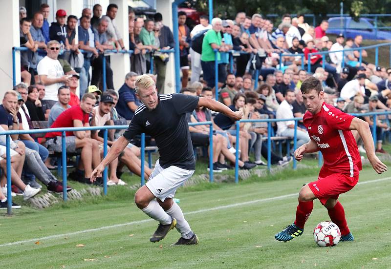 MOL Cup 2019 1. kolo - Fotbalisté Srbic (černobílí) podlehli v pohárovém utkání Královu Dvoru (červení) 1:2. Hrálo se na stadionu v Chlumci.