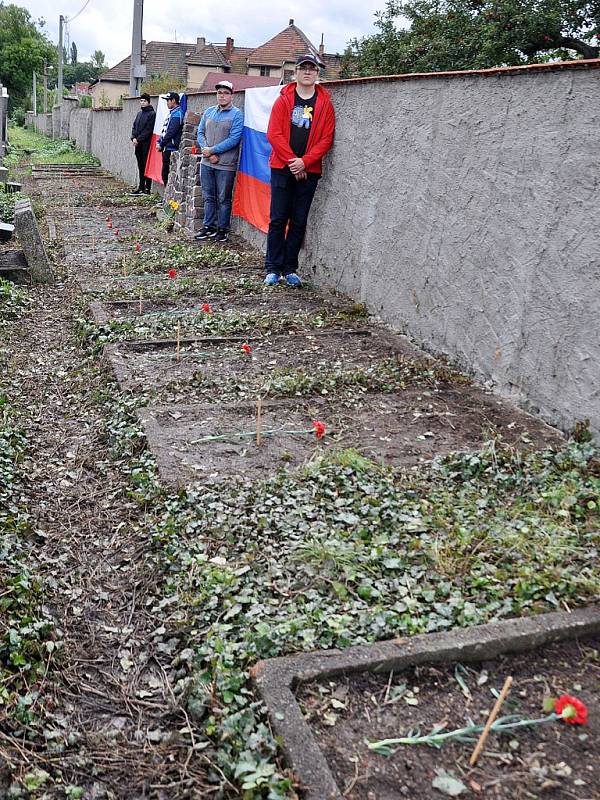 Pietní akt věnovaný 75. výročí od smrti 21 sovětských vojáků v Teplicích