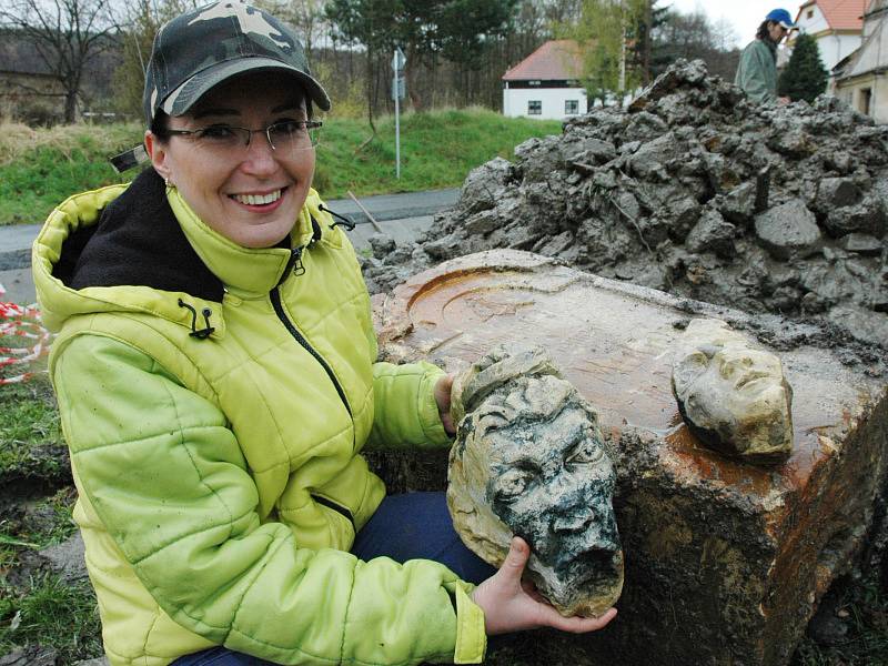 Jana Syslová s dvěma hlavami démonů, které sv. Prokop porazil. Socha je blízko...