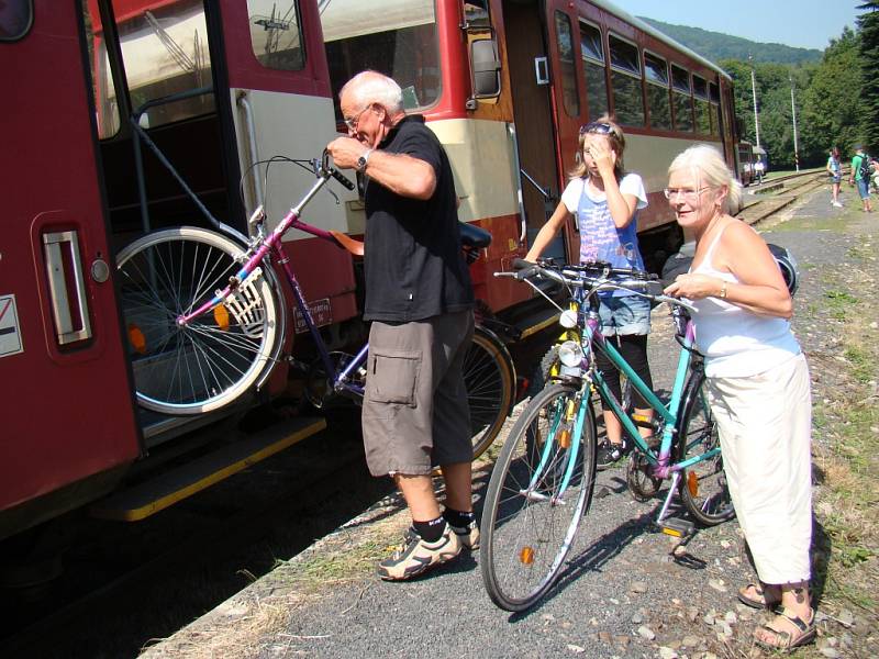 Vlaky do hor na trati Most - Moldava využívá spousta turistů i sportovců.