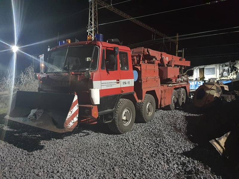 Zásah hasičů u nehody dvou vlaků u Chotějovic,odklízecí práce.