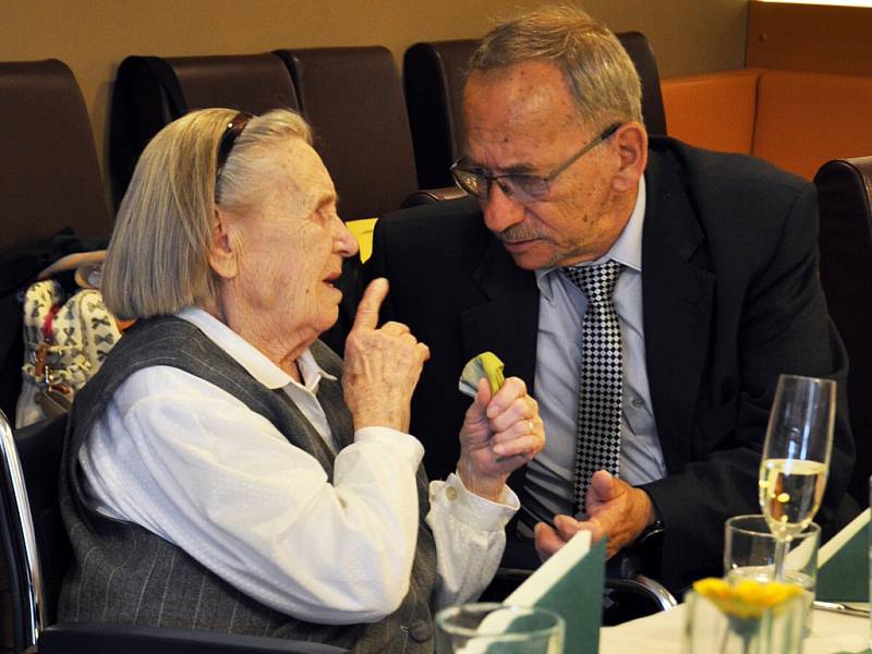 Společně se svými blízkými oslavila v úterý své významné životní jubileum, sto let, Marta Hejduková. 