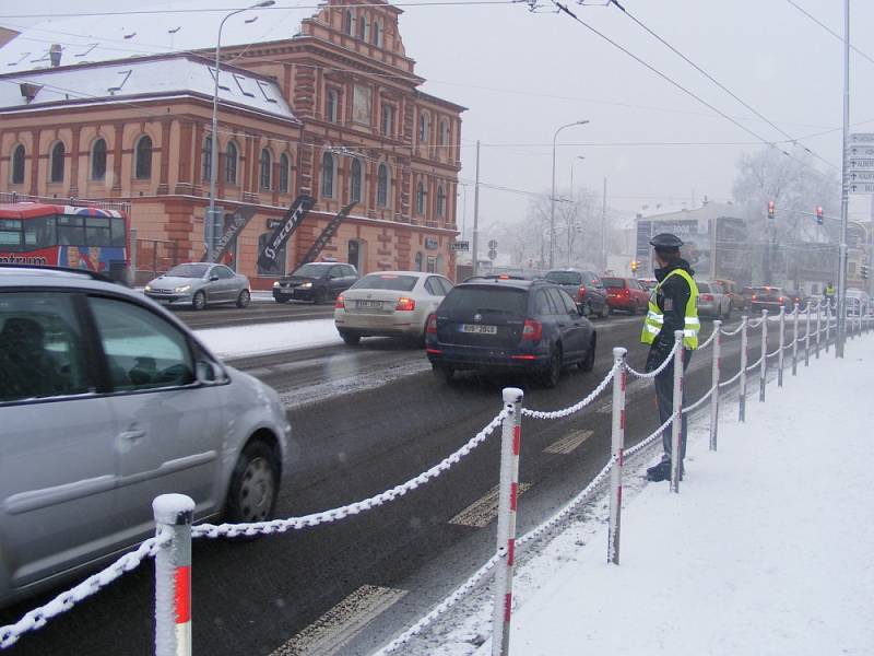 Policejní akce na křižovatce na Masarykově ulici, před budovou policie. 