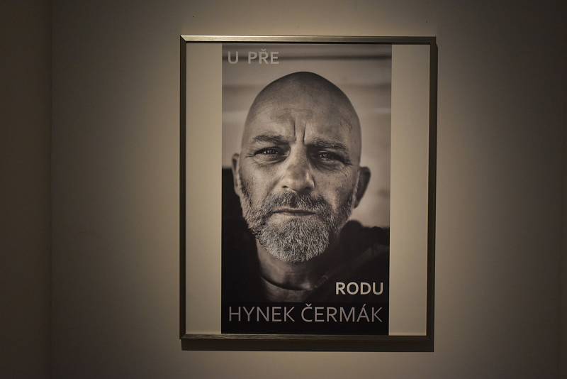 Z vernisáže výstavy fotografií herce Hynka Čermáka. Teplice, jízdárna Regionálního muzea, 3. března 2022