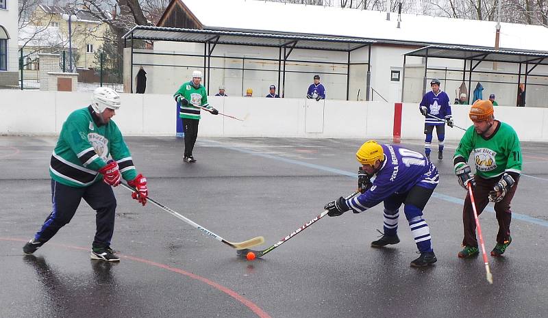 Zápas okresní hokejbalové ligy Žízeň Trnovany - Perla Řetenice skončil v normální hrací době 5:5 (1:1, 3:3, 1:1). O výhře Perly rozhodl nájezd v páté sérii.