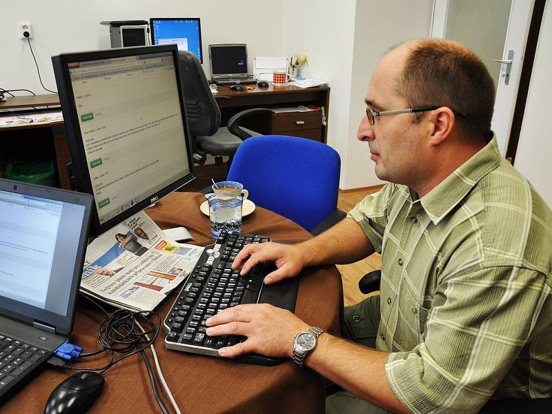 Jaroslav Vacek diskutuje při ON LINE se čtenáři.