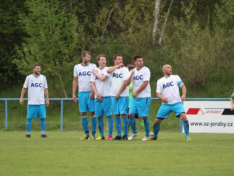 V I. A třídě porazil Oldřichov (v bílém) Křešice jednoznačně 5:1.