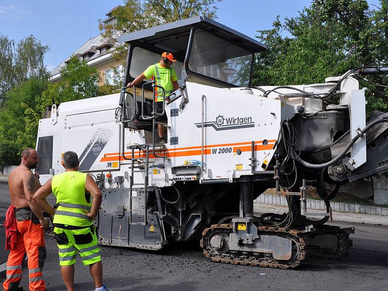 Propojka z Teplic do Krupky dostává nový asfalt