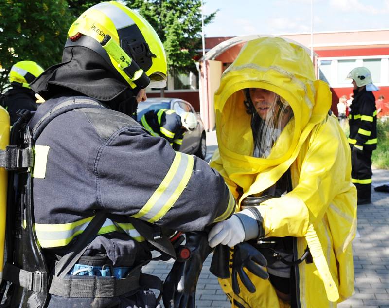 Únik chemické látky prověřil školáky i hasiče