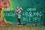 Na zdi soukromého areálu bývalé plovárny v Zámecké zahradě v Teplicích se v těchto dnech objevily nacistické symboly a urážlivé texty.