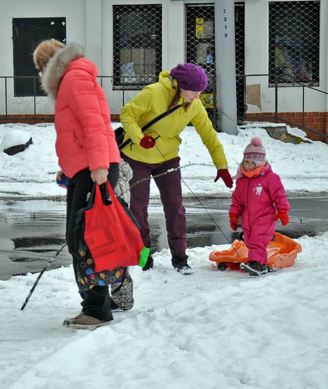 Sníh udělal radost hlavně dětem. Méně už chodcům, řidičům a silničářům
