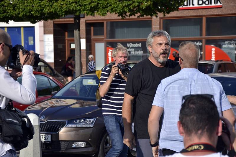 Autogramiáda premiéra Andreje Babiše na teplickém náměstí Svobody.