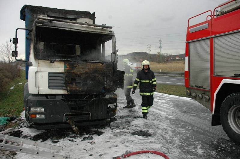 Požár kamionu likvidovali tepličtí hasiči na silnici Teplice -Bílina u Tuchlova. 