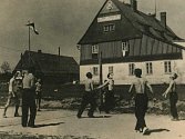 Dříve na Moldavě frčela i podniková rekreace jak je vidět na snímku z  počátku 50. let 20. století. V pozadí je chata Bendlovka.