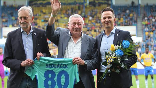 Vedení FK Teplice před ligovým duelem s Jabloncem popřálo k osmdesátým narozeninám své legendě Jiřímu Sedláčkovi