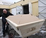 Fotoreportér Deníku kopal na bystřanském hřbitově v Teplicích šest hodin hrob