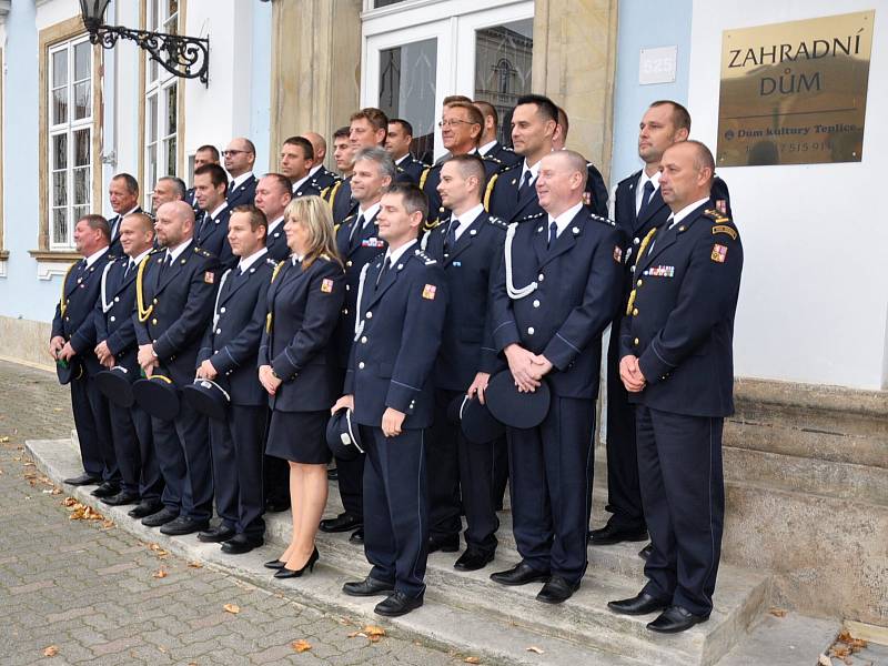 Předávání služebních medailí hasičům HZS Ústeckého kraje.