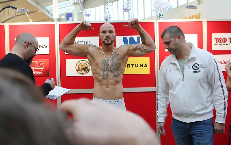 Vážení účastníků Boxing live proběhlo v OC Olympia Teplice.