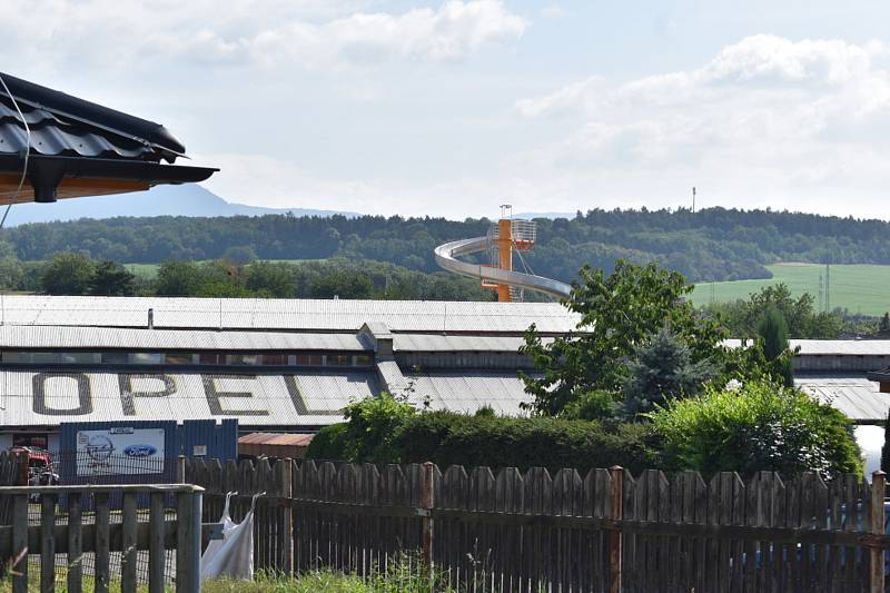 Jako maják pro lodě na moři se tyčí velký tobogán na soukromé zahradě mezi domy v Kladrubech na Teplicku. Nepřehlédnutelný je z řady míst v obci. Pro místní se stal atrakcí. Napjatě vyhlížejí, kdo po něm bude jezdit.