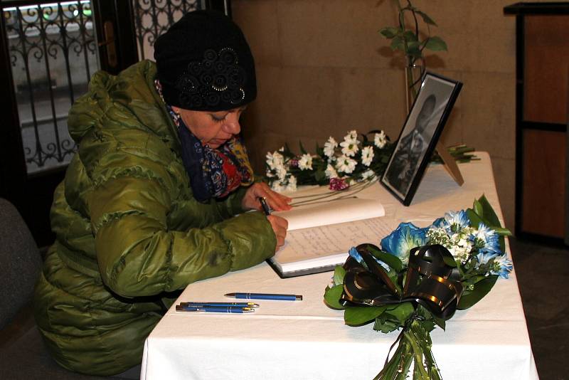 Lidé chodí psát vzkazy do kondolenční knihy, která je ve vstupní části hlavní budovy teplické radnice.