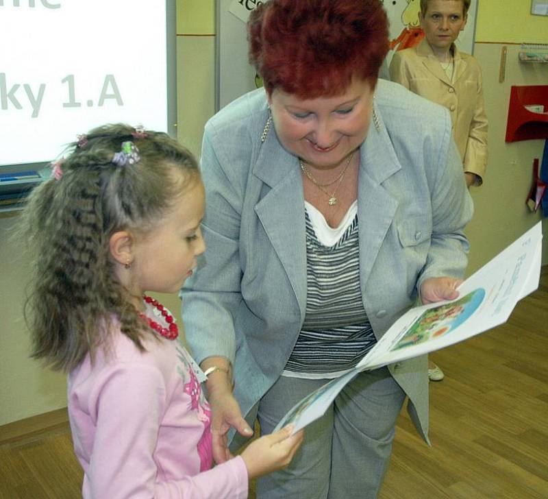 PRVNÍ DEN VE ŠKOLE. Je to vždy velká sláva. Děti mají kornouty, první usednutí vždy zaplní rodinná fotoalba.