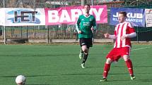 V předehrávaném zápase krajského přeboru porazily Srbice (v pruhovaných dresech) Baník Modlany 3:1.