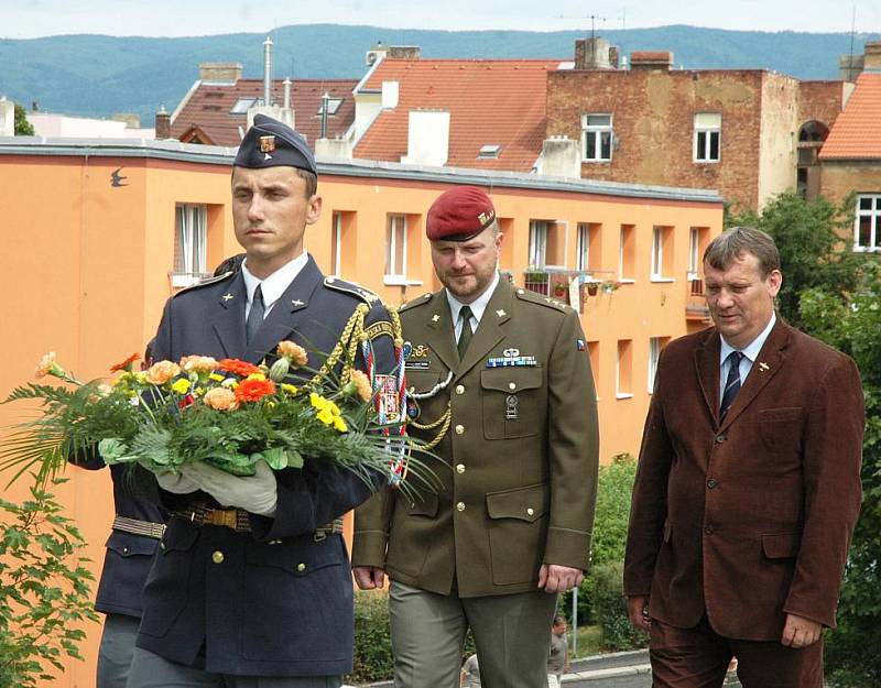 Lidé vzdali hold americkým letcům za obětavou práci při leteckých manévrech na Teplicku.