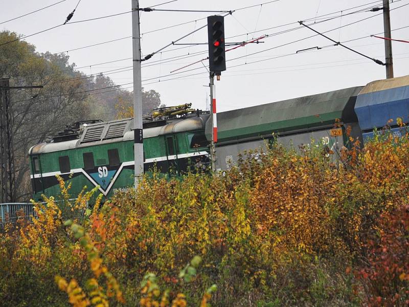 Nehoda dvou nákladních vlaků u Velvět na Teplicku. Jeden strojvůdce zemřel. 