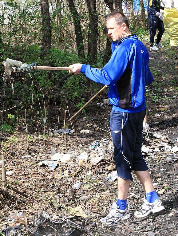 JIŘÍ PLÍŠEK se také zapojil do úklidové akce FK Teplice. 