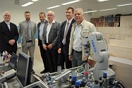 Střední škola AGC v Teplicích otevřela novou učebnu pro výuku elektrotechniky a robotiky.