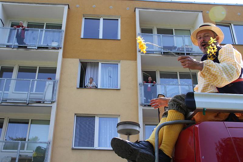 Živá hudba v ulicích, hudebníci z Doubravanky zahráli z mobilního pódia na vozíku lidem v Teplicích. Petr Stolař.