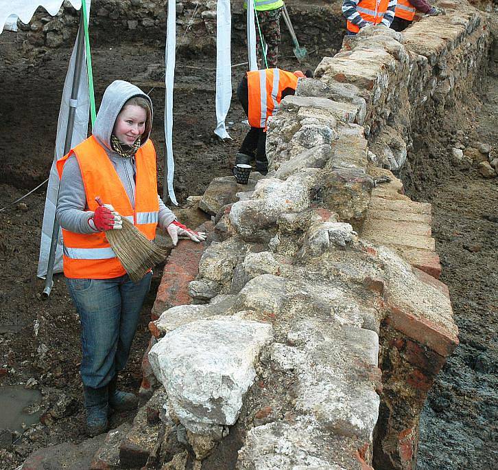 Od 3. ledna probíhá v prostoru budoucího obchodního centra archeologický průzkum, který provádí obecně prospěšná společnost ArcheoBohemia.