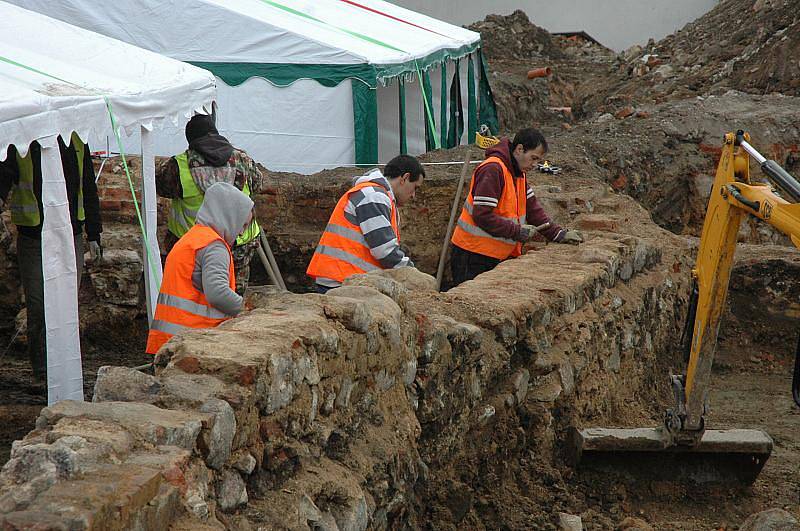 Od 3. ledna probíhá v prostoru budoucího obchodního centra archeologický průzkum, který provádí obecně prospěšná společnost ArcheoBohemia.