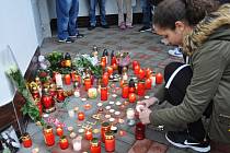 Kamarádi mrtvé školačky uspořádali pietní akt, sešli se u školy Buzulucká v Teplicích a zapálili svíčky.