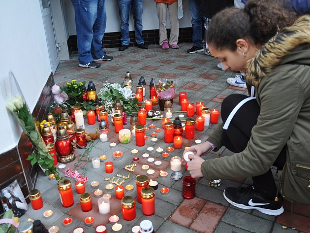 Kamarádi mrtvé školačky uspořádali pietní akt, sešli se u školy Buzulucká v Teplicích a zapálili svíčky.