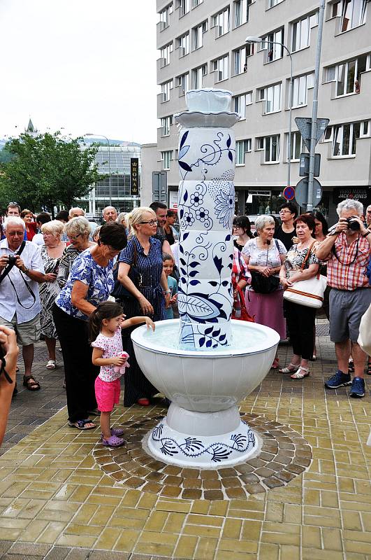 Slavnostní spuštění Porcelánové fontány před Krušnohorským divadlem v Teplicích