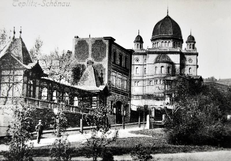 Historické foto synagogy.