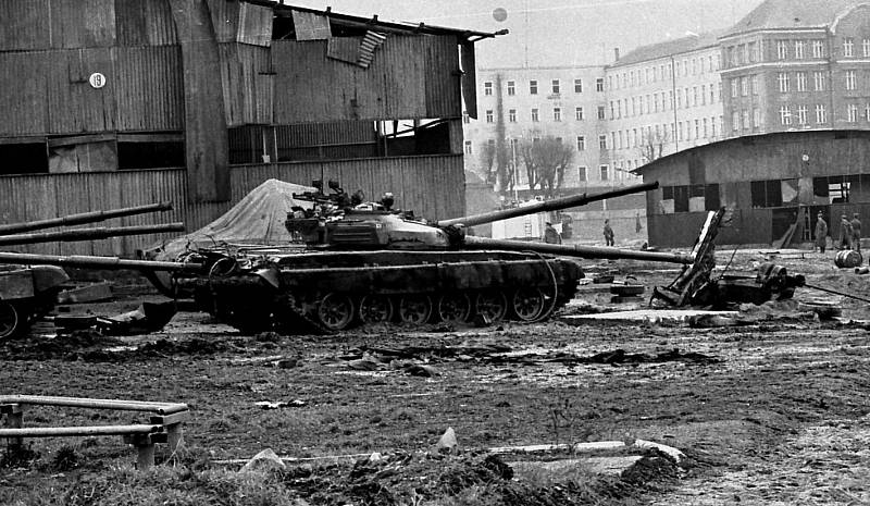 Autentické fotky ze sovětských kasáren v Krupce, kde 9. ledna 1991 explodoval tank a usmrtil 17 lidí.