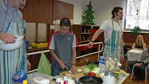 Kluci v akci Filip Sajler a Ondřej Slanina ukázali školákům ZŠ Buzulucká, jak si připravit zdravou svačinku.