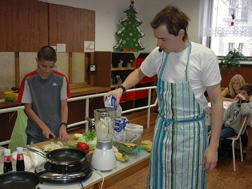 Kluci v akci Filip Sajler a Ondřej Slanina ukázali školákům ZŠ Buzulucká, jak si připravit zdravou svačinku.