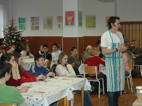 Kluci v akci Filip Sajler a Ondřej Slanina ukázali školákům ZŠ Buzulucká, jak si připravit zdravou svačinku.