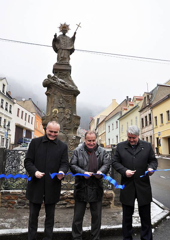 Odhalení restaurované barokní sochy sv. Františka Xaverského v Husitské ulici v Krupce. Pásku přestřihli Rostislav Kadlec, Erhart Špaček a starosta Krupky Zdeněk Matouš