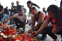 Romové do ulice U Hřiště přišli uctít památku muže, který zemřel v sobotu 18. června po zákroku policie. Ilustrační foto.